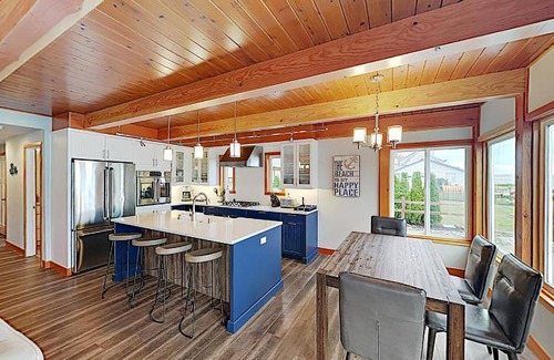 Camano Island House | Spacious House for 14 Guests with Pet-Friendly Amenities