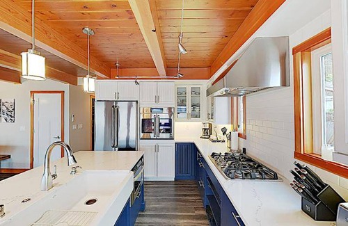 Camano Island House | Spacious House for 14 Guests with Pet-Friendly Amenities