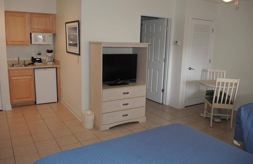 Calabash House | Budget-Friendly Retreat with Kitchen Amenities Awaits You