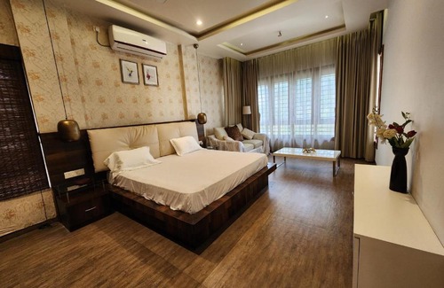Pune House | House 40: Ideal Retreat with Hot Tub, Family-Friendly Stay