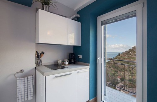 Manarola Apartment | Premier Seaview Studio with Jacuzzi in Manarola, 10/10 Rating