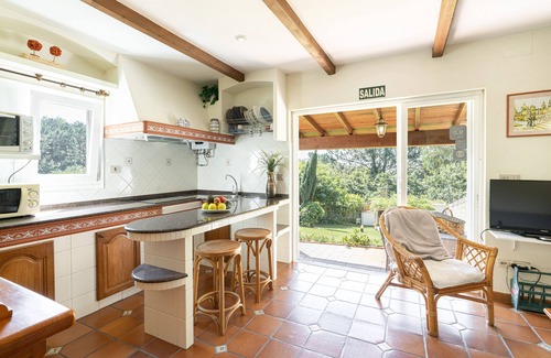 Boiro Cottage | Cozy Retreat Near Beach with Pool, Garden & Ocean View