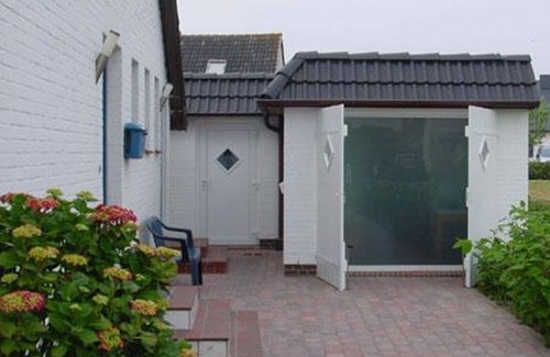 Rantum Apartment | Cozy House Aft Dunem: Ocean View & Pet-Friendly Retreat
