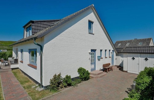 Rantum Apartment | Cozy House Aft Dunem: Ocean View & Pet-Friendly Retreat