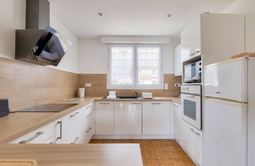 Brem Sur Mer Ski Chalet | Family Getaway in Brem-sur-Mer with Breakfast and Kitchen