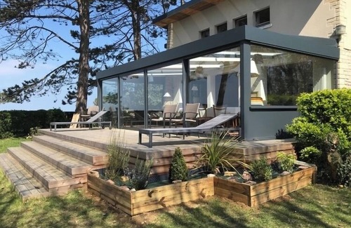 Commes House | House and workshop on a cliff in a protected site with unique sea view