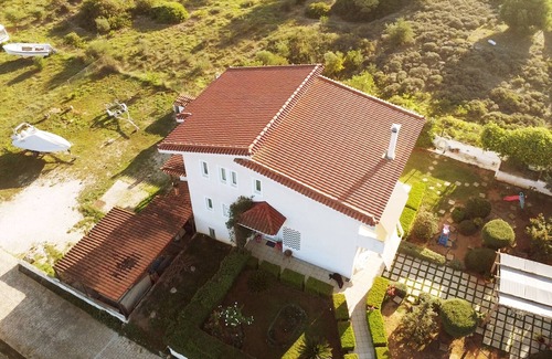 Markopoulo Mesogaias House | Comfortable House Angie: Family-Friendly Near Porto Rafti