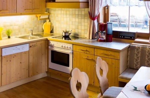 Grosskirchheim House | Cozy Swiss Stone Pine Cottage – Family-Friendly Retreat