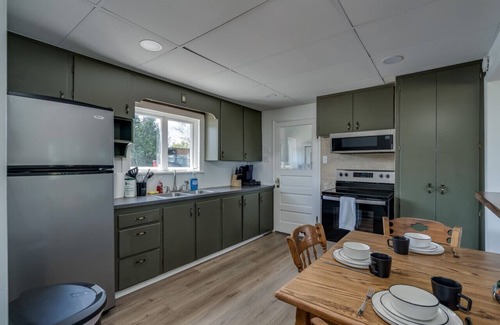 Clayton House | Scenic House at K's Motel: Views & Family-Friendly Amenities