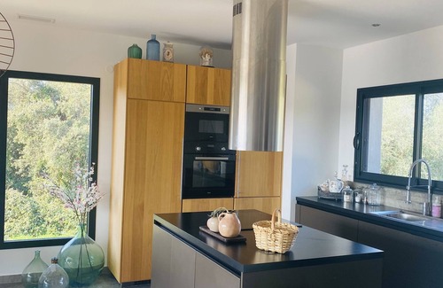 Aleria Villa | Cozy Retreat between Beach and Mountains with Ocean Views