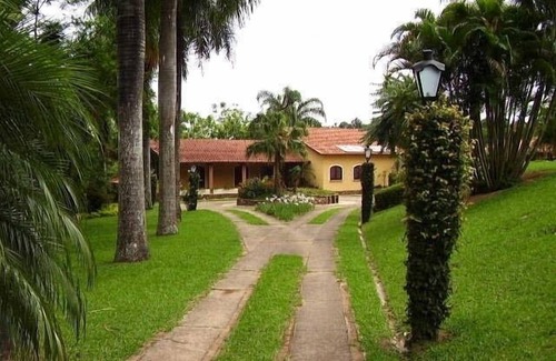 Espirito Santo Do Pinhal House | Ideal Family Retreat for Up to 25 with Pool & Lake Views