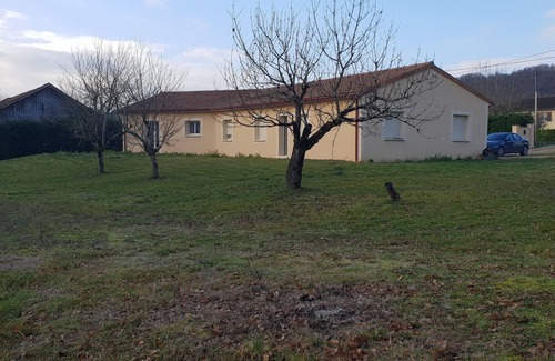 Condat-sur-Vezere House | Charming House by a River with Family-Friendly Amenities