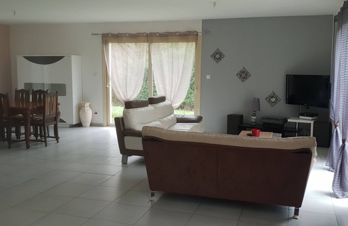 Condat-sur-Vezere House | Charming House by a River with Family-Friendly Amenities
