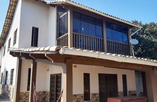 Sao Pedro da Aldeia House | Seaside Retreat: Family-Friendly with Ocean Views & Kitchen