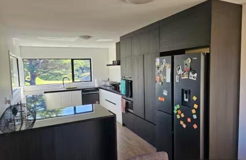 Christchurch House | Relaxing Retreat by the Golf Course with Hot Tub Access