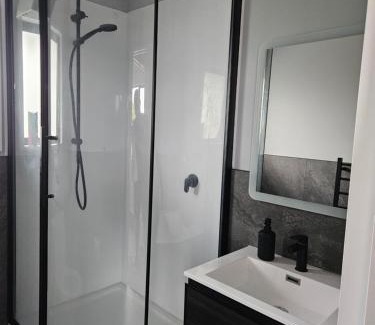 Christchurch House | Relaxing Retreat by the Golf Course with Hot Tub Access