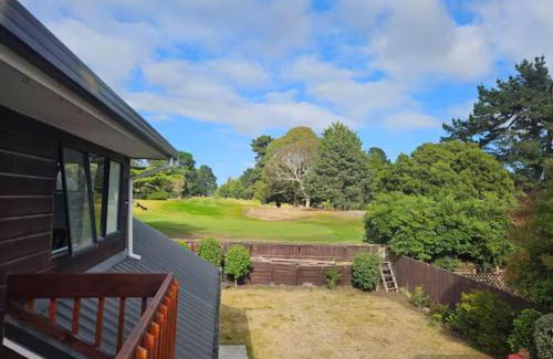 Christchurch House | Relaxing Retreat by the Golf Course with Hot Tub Access