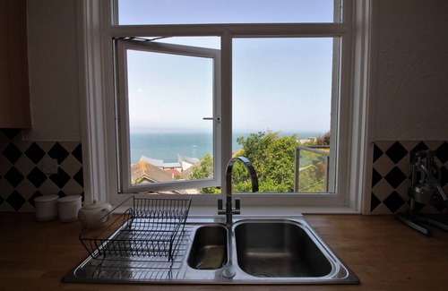 Hele House | Beachfront Retreat for 8 with Breathtaking Ocean Views