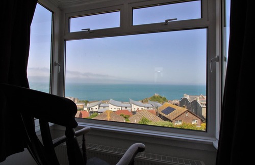 Hele House | Beachfront Retreat for 8 with Breathtaking Ocean Views