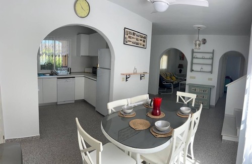 Las Negras House | Charming House Chalet: Family-Friendly Retreat with Kitchen