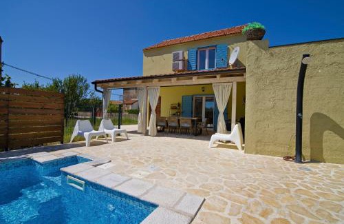 Susica House | House Crassula: Pet Friendly Oasis with Ocean Views