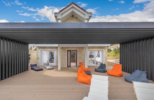 Caska Villa | Beachfront House in Novalja with Pool and Ocean View