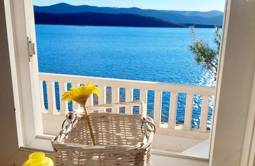 Klek House | Seaside Retreat with Private Beach, Free Wi-Fi & Parking