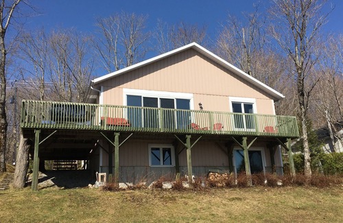 Saint-Raymond Ski Chalet | Scenic House on Lake Sept-Îles, Steps from Quebec City