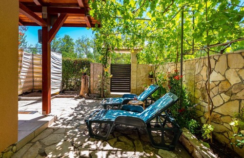 Nin House | House Domenica: Oceanfront Retreat with Hot Tub & Top Rating