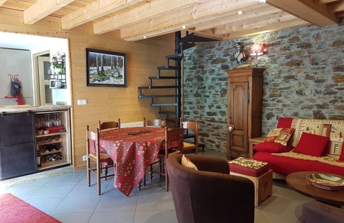 Bagneres-de-Luchon House | Cozy Downtown Luchon Retreat with Pool & Breakfast