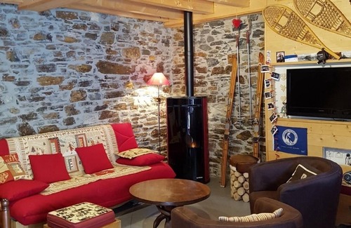 Bagneres-de-Luchon House | Cozy Downtown Luchon Retreat with Pool & Breakfast