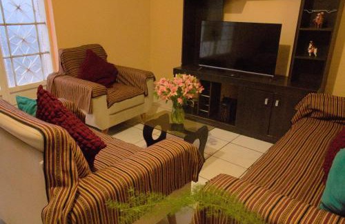 Cusco Apartment | Explorer Retreat: Family-Friendly Escape with Kitchen Access