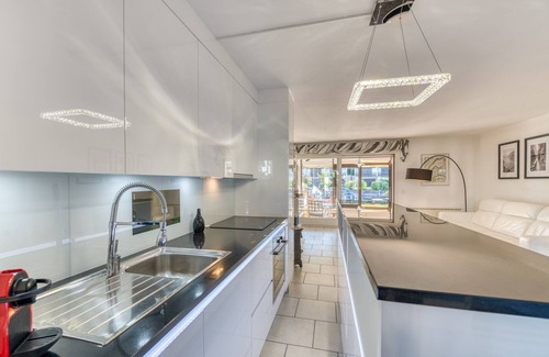 Thonon-les-Bains House | Unforgettable House Feet in the Water | Guest Rated 9.8