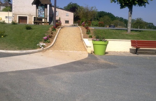 Saint-Jory-las-Bloux Villa | house fenced and wooded green Perigord overlooking castle