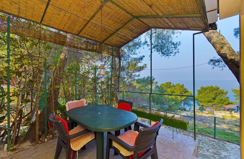 Praznica House | Oceanfront House Fisherman: Family-Friendly Getaway in Brac