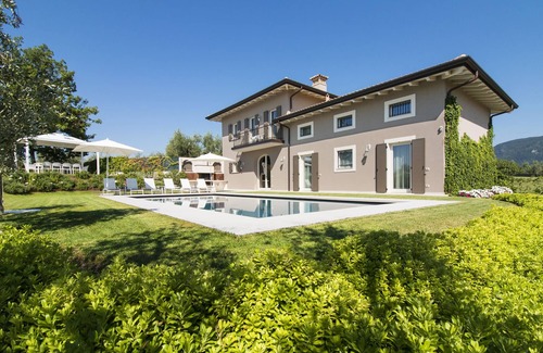 San Felice del Benaco Villa | Ideal Retreat for 10: Private Garden, Pool & Spa Access