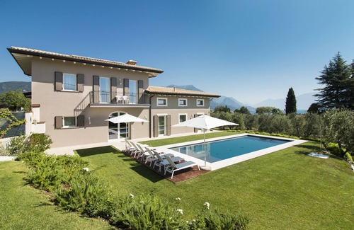 San Felice del Benaco Villa | Ideal Retreat for 10: Private Garden, Pool & Spa Access