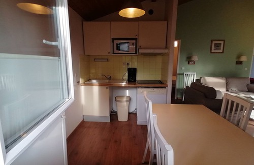 Parentis-en-Born House | Ideal Retreat for 4: Pools, Lake Views & Free WiFi