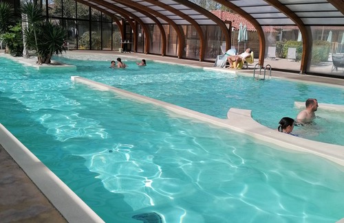 Parentis-en-Born House | Ideal Retreat for 4: Pools, Lake Views & Free WiFi