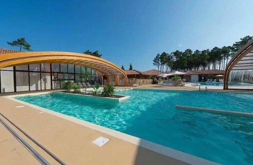Parentis-en-Born House | Ideal Retreat for 4: Pools, Lake Views & Free WiFi