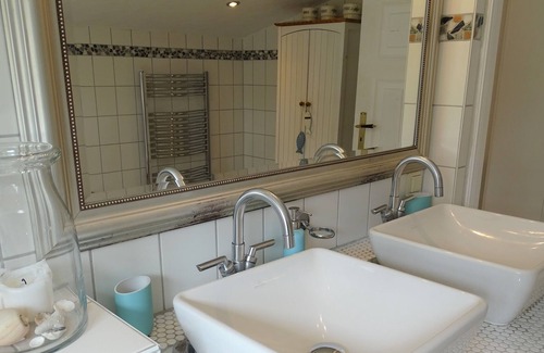 Grube House | Perfect Retreat for 6 Guests with Kitchen & Breakfast