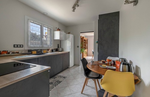 Le Pouliguen Ski Chalet | Comfortable House for 7, Steps from Marina & Family-Friendly