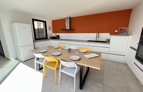 Le Conquet House | Relaxing Retreat: 7-Person House with Private Pool & Ocean View