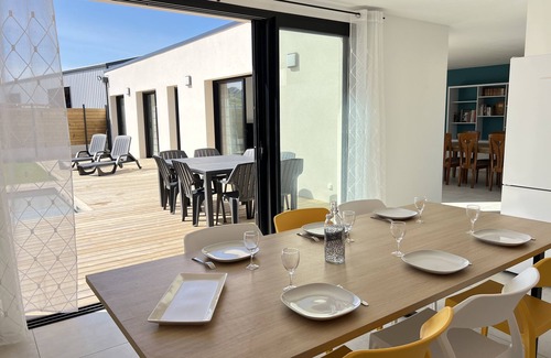 Le Conquet House | Relaxing Retreat: 7-Person House with Private Pool & Ocean View