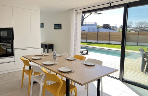 Le Conquet House | Relaxing Retreat: 7-Person House with Private Pool & Ocean View
