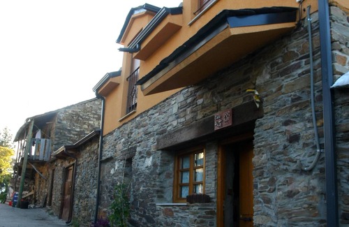 San Cristobal de Valdueza Cottage | Pet-Friendly Getaway: Ideal House for April Stay