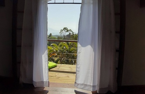 Tesouro da Colina House | Cozy House for Rent in Ilhabela with Kitchen & Breakfast