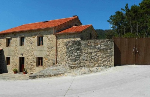 Outes Apartment | Comfortable House for 12 Near Noia with Spa & Breakfast