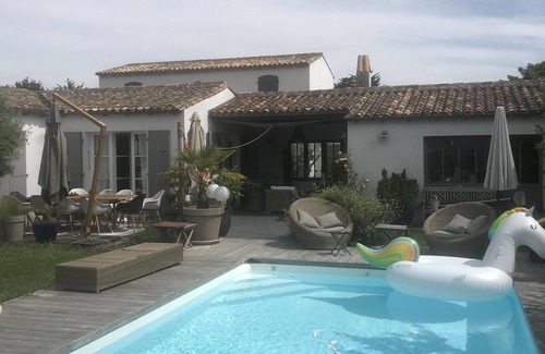 La Couarde-sur-Mer House | Charming Retreat in Couarde sur Mer with Pool & Kitchen