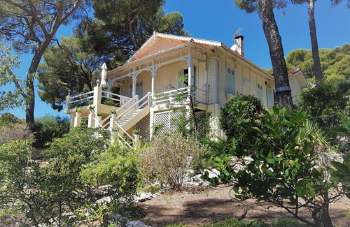 Cassis Villa | Charming Oceanfront Retreat with Spectacular Views